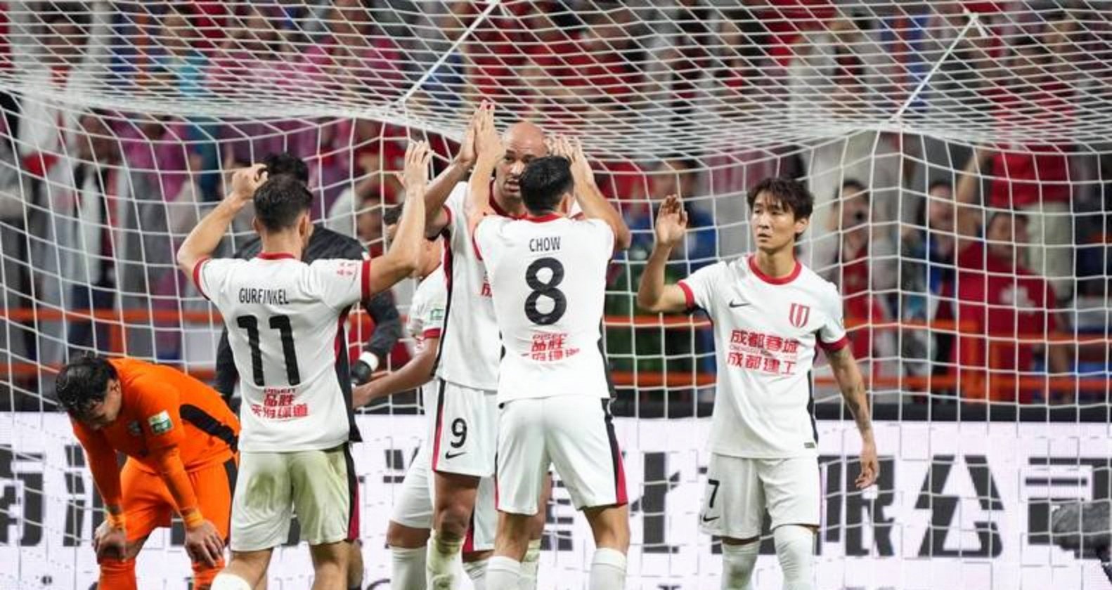 艰苦的比赛背后，球员们付出了多少努力(球员们的比拼很热烈,赢得了观众的阵阵喝彩)