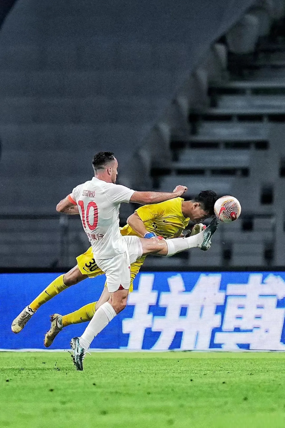 关于火爆对决再掀波澜,足球赛事燃情开战的信息 关于火爆对决再掀波澜,足球赛事燃情开战的信息