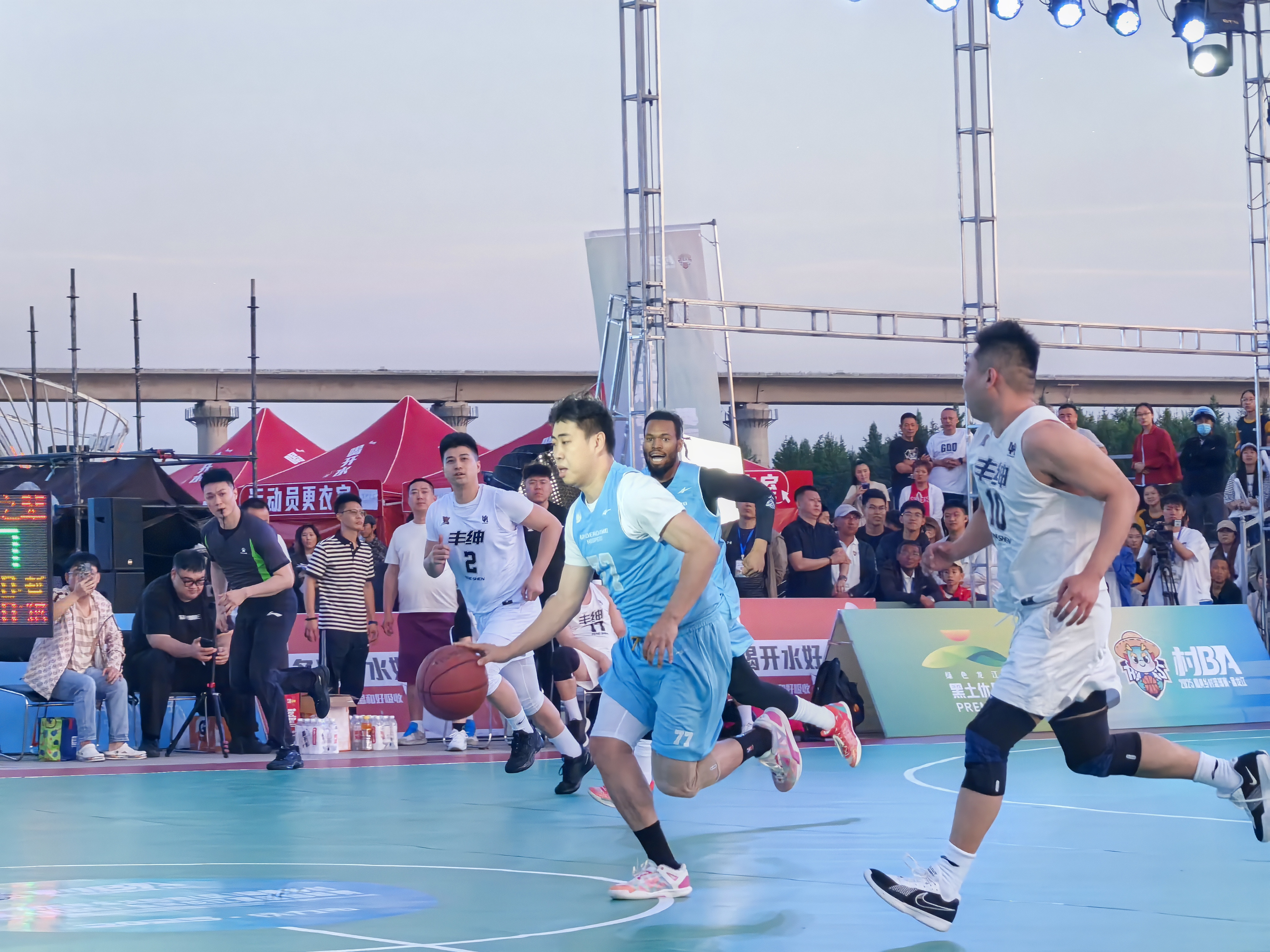 关于乡村篮球草根联赛决胜战打响，激情燃烧全场的信息