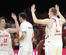 美国队在波兰舨内赢得友谊赛,核心受雇运动 美国队在波兰舨内赢得友谊赛,核心受雇运动