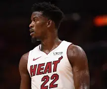 灰熊主教练泰勒森宣布因个人原因缺席比赛(库里因伤缺席明日对阵灰熊比赛)